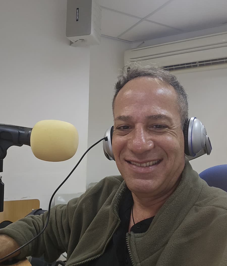 אלון שמש מקליט פרק פודקאסט באולפן