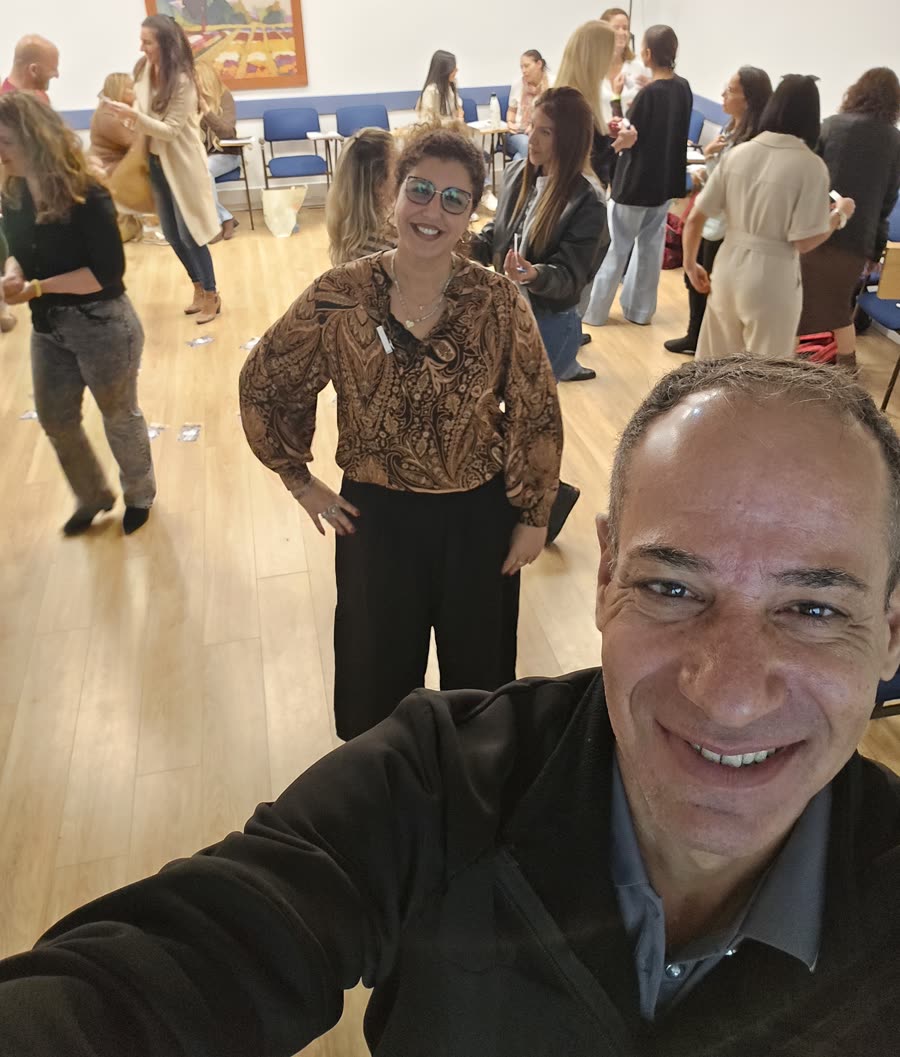 אלון שמש מעביר סדנה קבוצתית