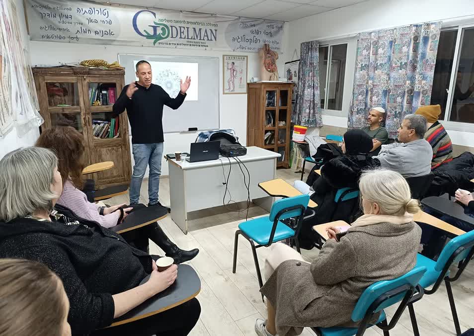 אלון שמש מעביר סדנה